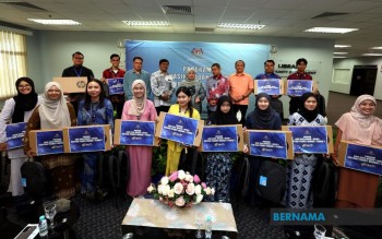 15 UiTM Sarawak Students Receive Laptops Under Madani Gadget Assistance