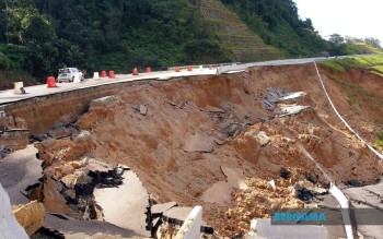 JKR Looking Into Four Sinkholes On Lojing-Gua Musang Road - PKOB