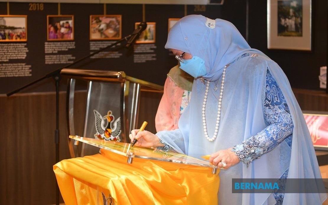 Raja Permaisuri Rasmi Galeri Songket Dan Keringkam Sarawak Bernama