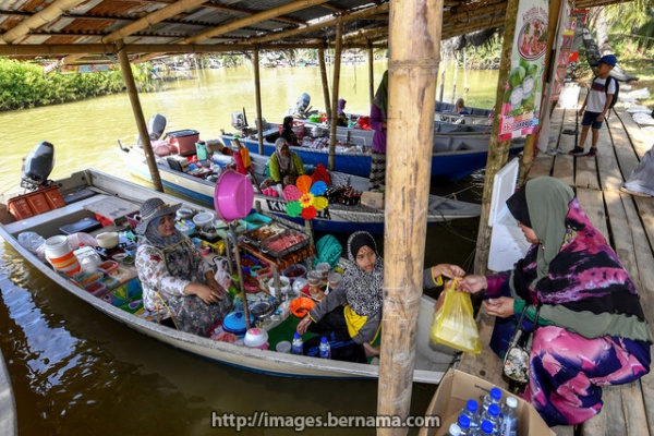 Bernama Malaysia S Floating Market In Kelantan