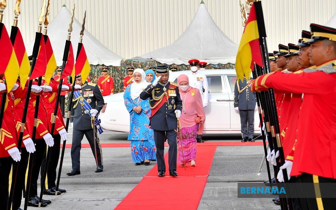 BERNAMA - AGONG BERKENAN BERANGKAT KE ISTIADAT PERBARISAN HARI ULANG ...