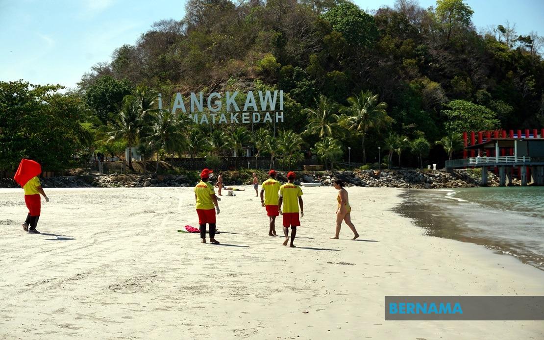 Bernama Pelancong Asing Masih Mandi Berjemur Di Pantai Cenang