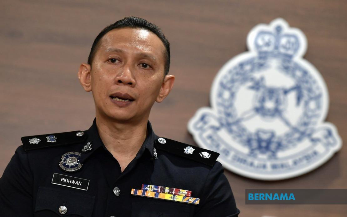 BERNAMA - POLICE HUNTING TWO MEN SUSPECTED OF ROBBING GROCERY STORE