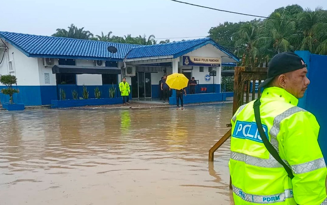 BERNAMA Johor Floods Security personnel work tirelessly as