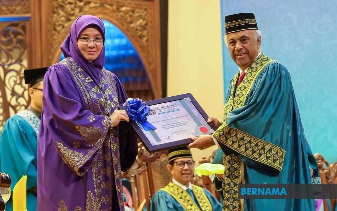 BERNAMA - QUEEN OFFICIATES IIUM'S 38TH CONVOCATION CEREMONY