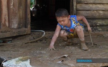 BERNAMA Lumpur tebal sukarkan penduduk Kampung  Teladas 