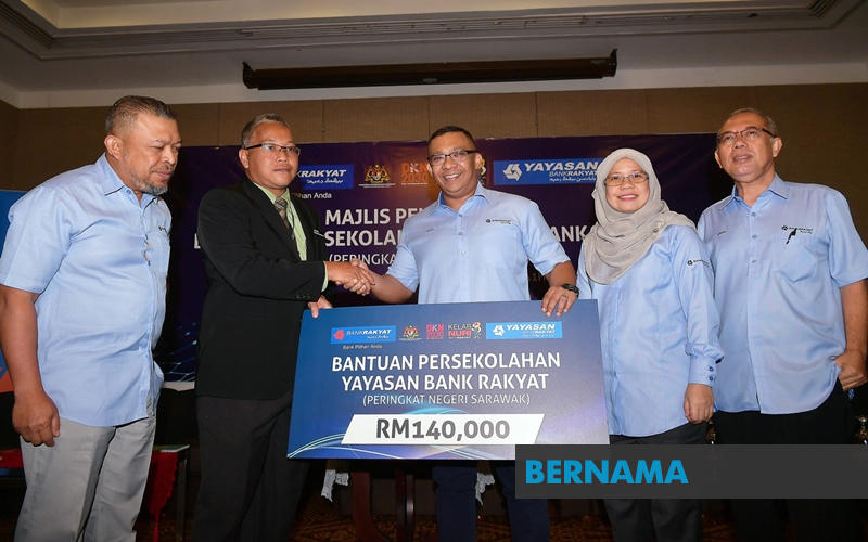 Bernama Bank Rakyat Sumbang Rm140 000 Bantu Pelajar Sekolah Sarawak