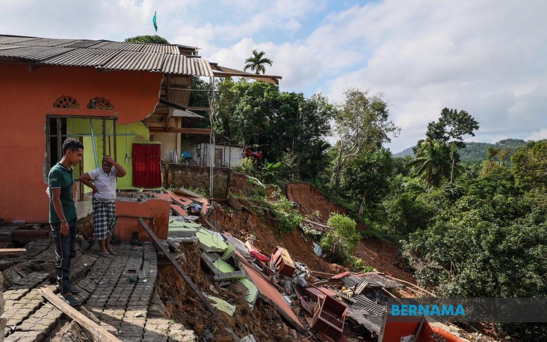 BERNAMA - DUA KELUARGA DI FELDA NERAM 2 BERDEPAN DETIK CEMAS TANAH RUNTUH