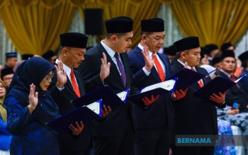 BERNAMA - Tiga Muka Baharu Angkat Sumpah Exco Melaka, Dua Digugurkan