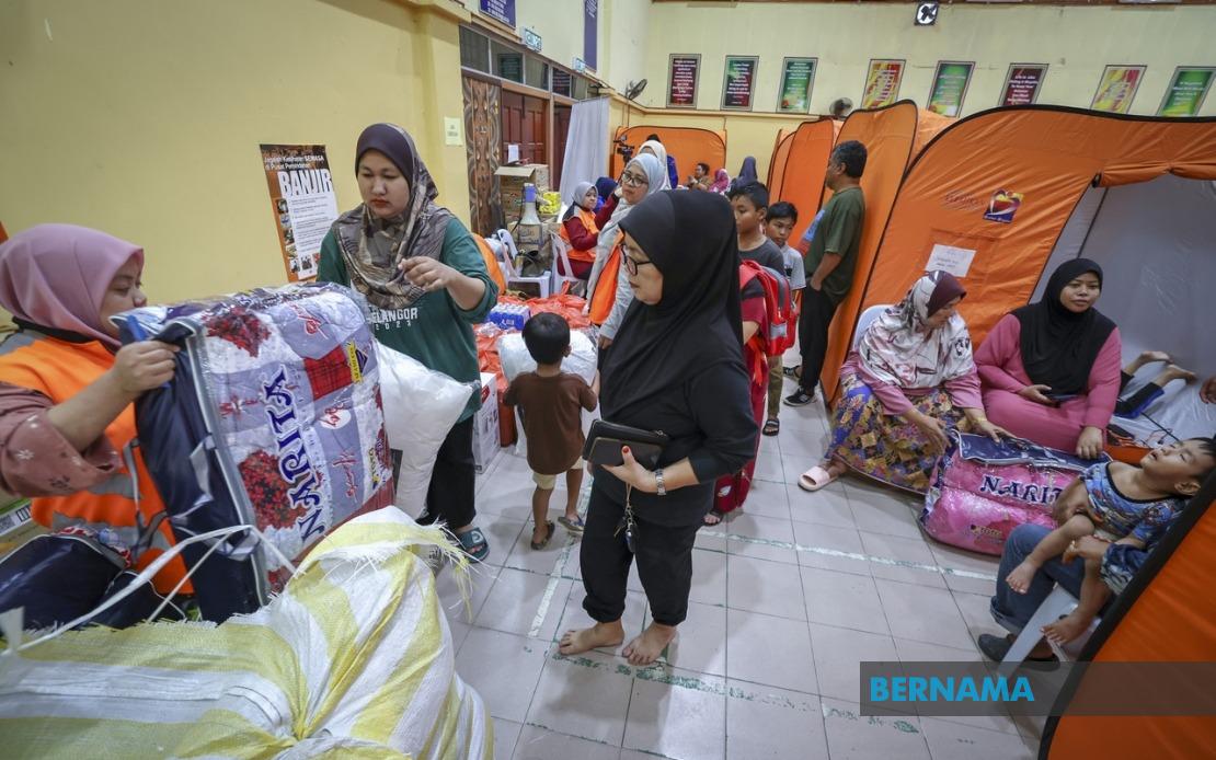 BERNAMA - JUMLAH MANGSA BANJIR DI SELANGOR, PERAK SEMAKIN MENINGKAT