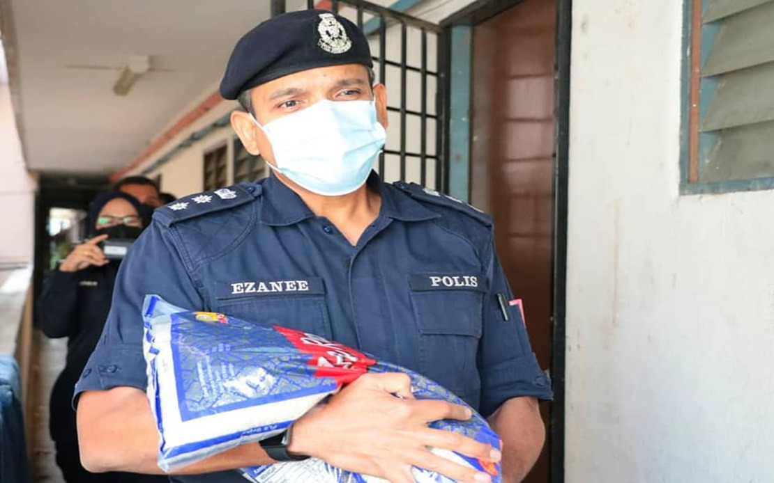 Bernama Cops Show Caring Side By Providing Aid To Mother Of Three Caught For Shoplifting