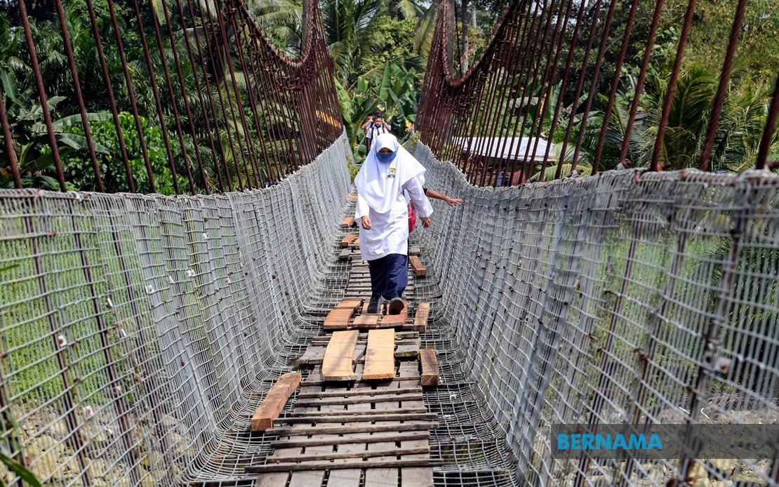 BERNAMA - Jika jambatan gantung ditutup, pelajar perlu jalan kaki 