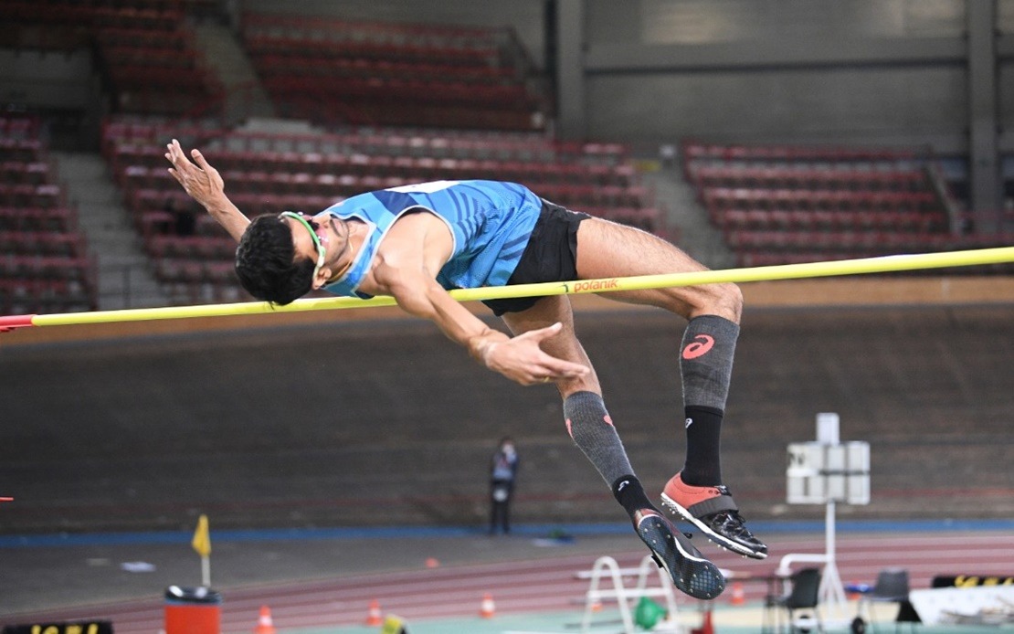 Record jump. Рекорд прыжка в высоту. Мировой рекорд прыжки в высоту. Прыжки в высоту с места мировой рекорд. Мировой рекорд прыжки в воду с высоты.