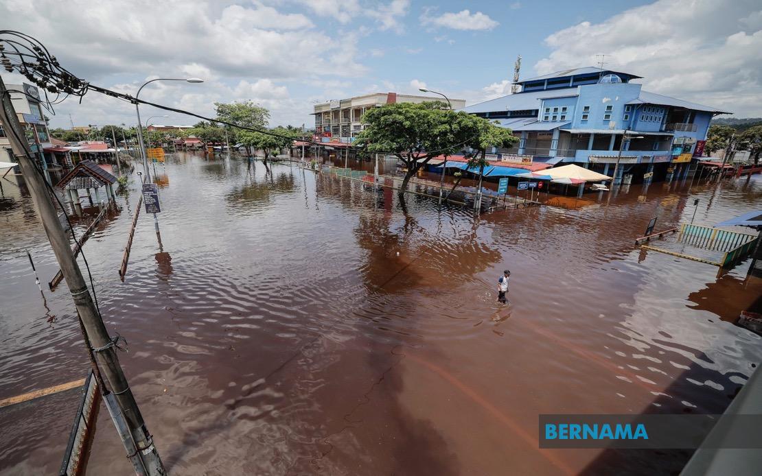 BERNAMA - PENDUDUK ALAMI FASA 'BANJIR TERMENUNG' DI BATU PAHAT