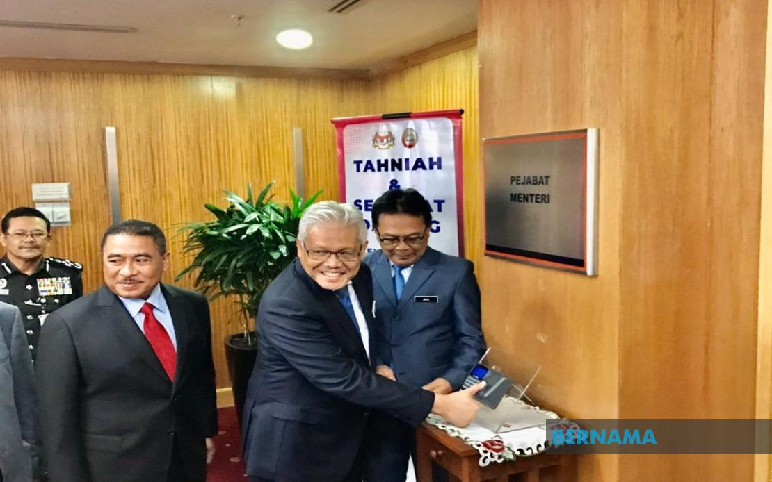 BERNAMA - Hamzah mula tugas sebagai Menteri Dalam Negeri