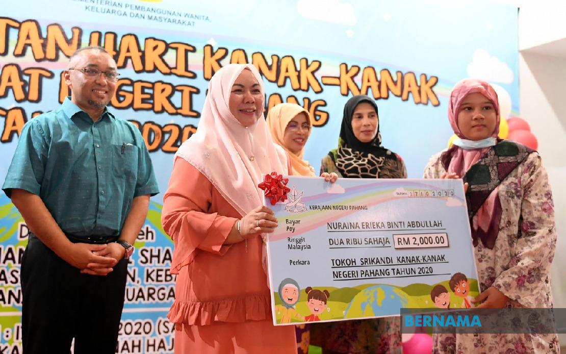 BERNAMA - Girl with disability receives 'Tokoh Srikandi Kanak 