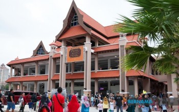 Tourists Flood Pasar Payang In T'ganu Despite Northeast Monsoon Season