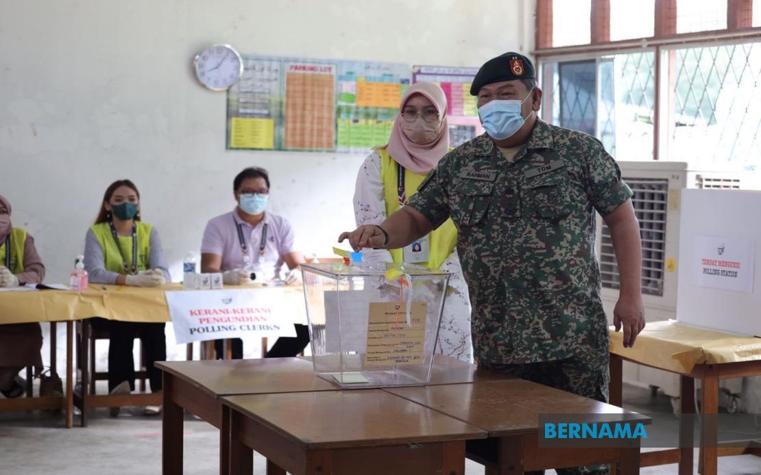 BERNAMA - GE15: EARLY VOTERS START TO FULFILL RESPONSIBILITY