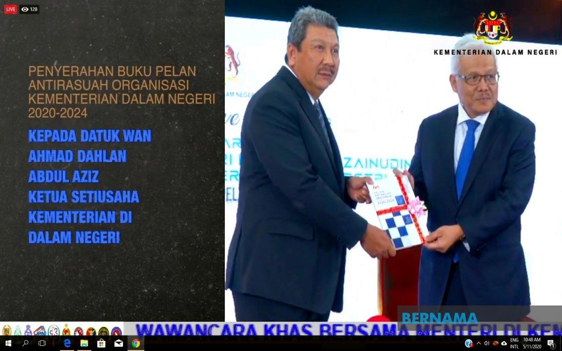 BERNAMA - KDN launches book on anti-corruption