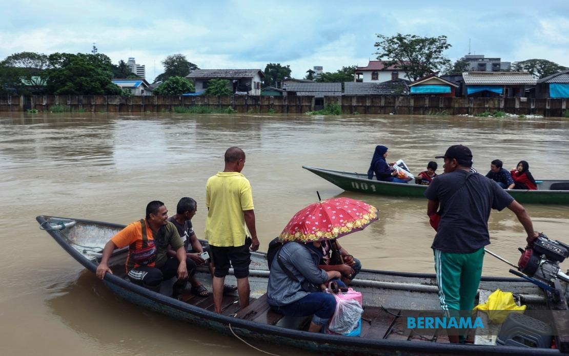 BERNAMA - BANJIR: AKTIVITI PERNIAGAAN DI RANTAU PANJANG DITERUSKAN ...