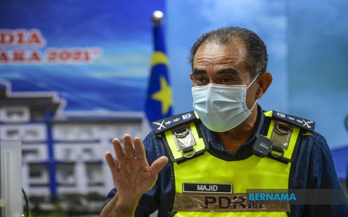 Bernama Polis Tahan Lelaki Ketika Sedang Cabut Bendera Parti Politik