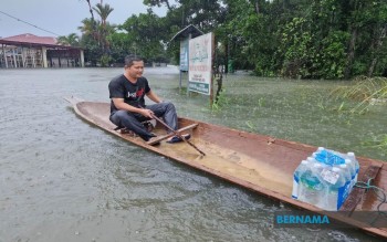 VILLAGER USES 50-YEAR-OLD PERAHU TO ASSIST FLOOD VICTIMS IN KAMPUNG LATI