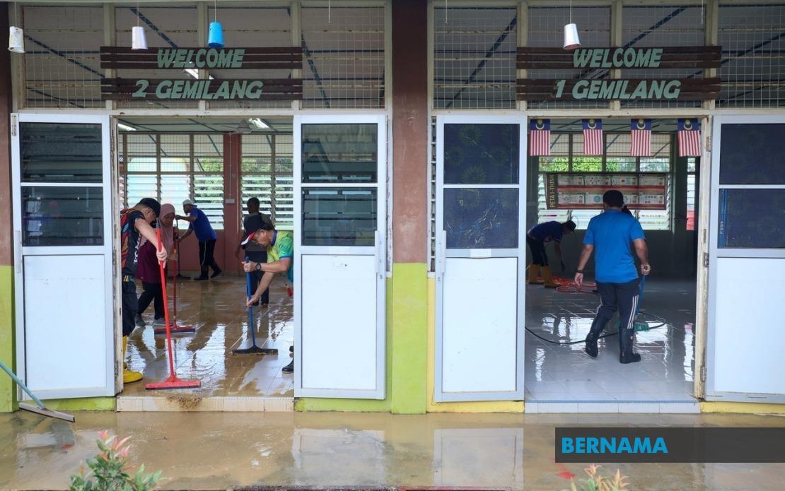 BERNAMA - PELAJAR TERJEJAS BANJIR DI KELANTAN DIBENARKAN BERPAKAIAN ...