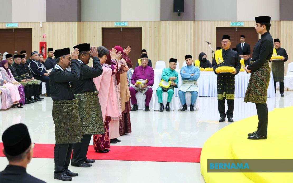 BERNAMA - REGENT OF PAHANG PRESENTS AWARDS, MEDALSS TO 166 RECIPIENTS