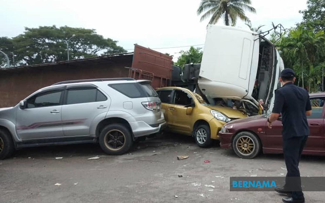 BERNAMA - WOMAN KILLED, FOUR INJURED IN ACCIDENT INVOLVING 29 VEHICLES